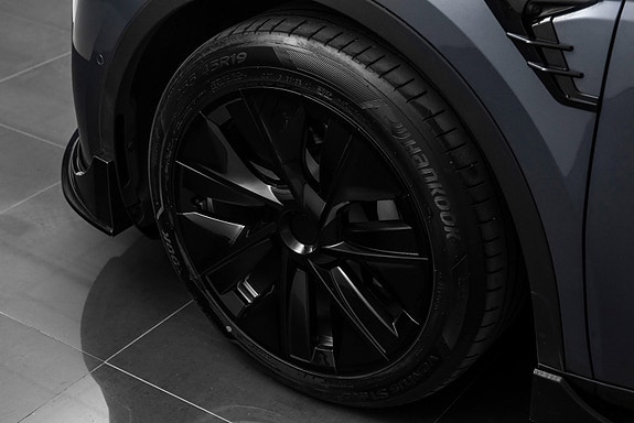 Tesla Model Y 12 of 30