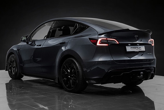 Tesla Model Y 7 of 30