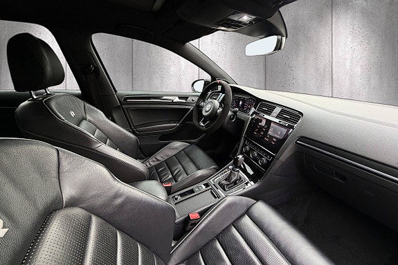 Volkswagen Golf VII 19 of 30