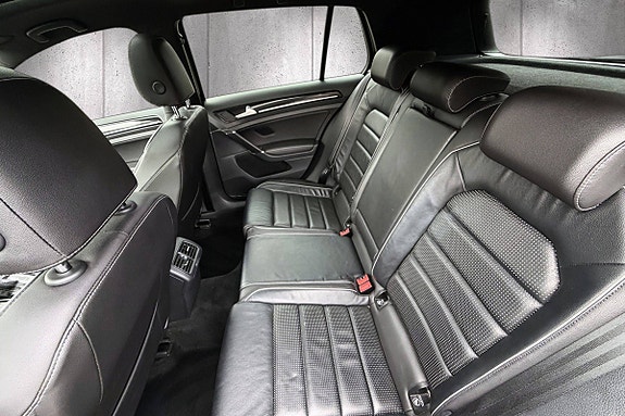 Volkswagen Golf VII 25 of 30
