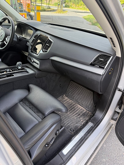 Volvo XC90 16 of 30