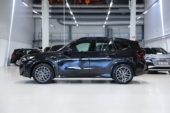 BMW iX1 4 of 30