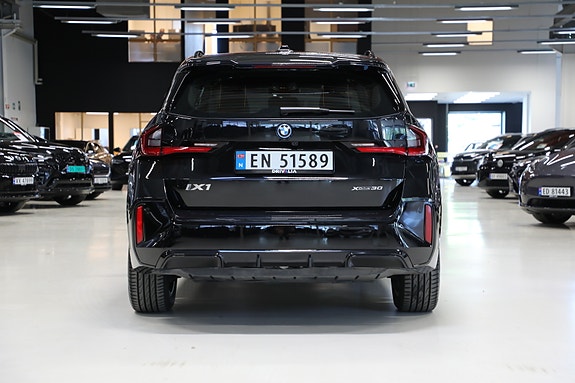 BMW iX1 7 of 30