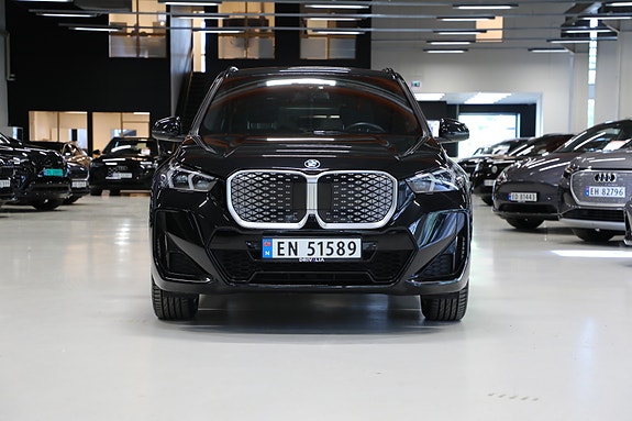 BMW iX1 3 of 30