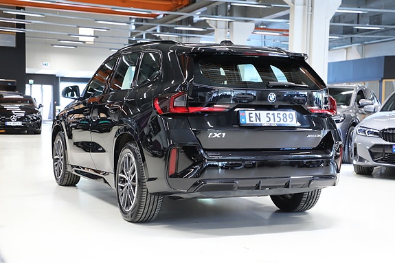 BMW iX1 5 of 30