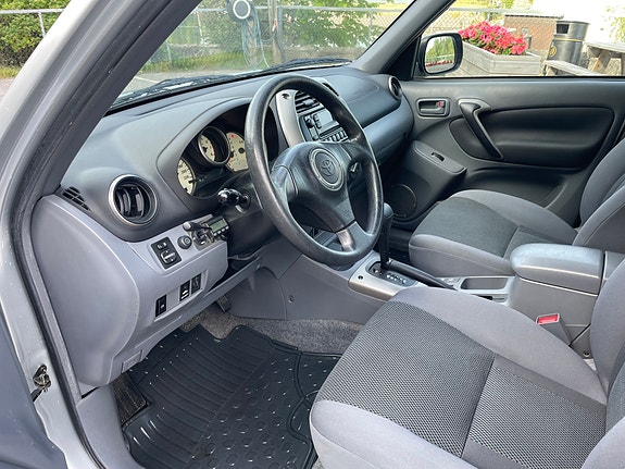 Toyota RAV4 9 of 28