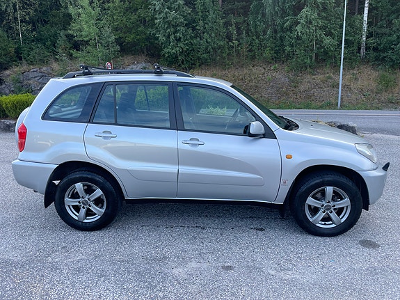 Toyota RAV4 4 of 28