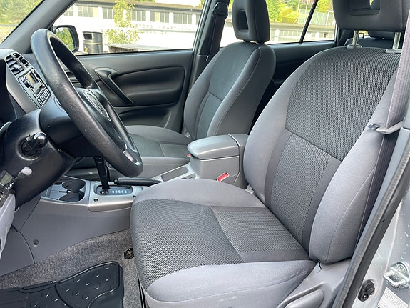 Toyota RAV4 10 of 28