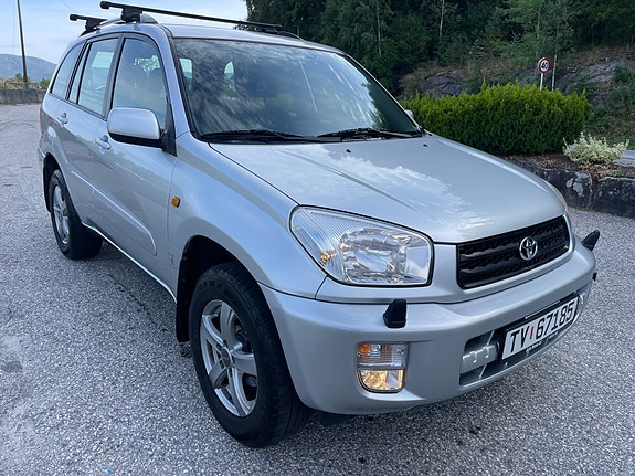 Toyota RAV4 3 of 28