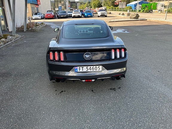 Ford Mustang 8 of 11