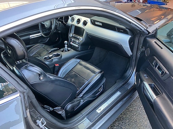 Ford Mustang 9 of 11