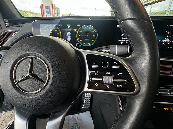 Mercedes-Benz EQC400 18 of 30