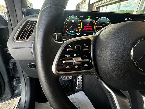 Mercedes-Benz EQC400 17 of 30