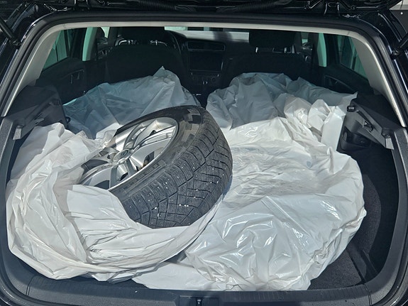 Volkswagen e-Golf VII 12 of 13