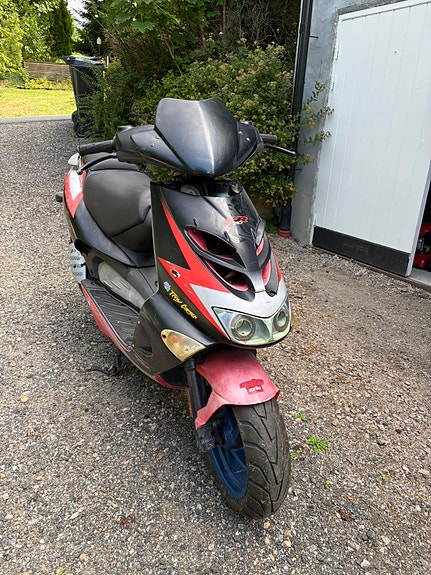 Aprilia SR 50 3 of 17