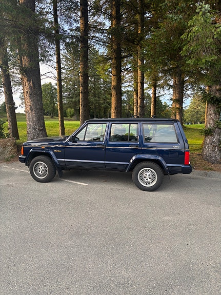 Jeep Cherokee 2 of 30