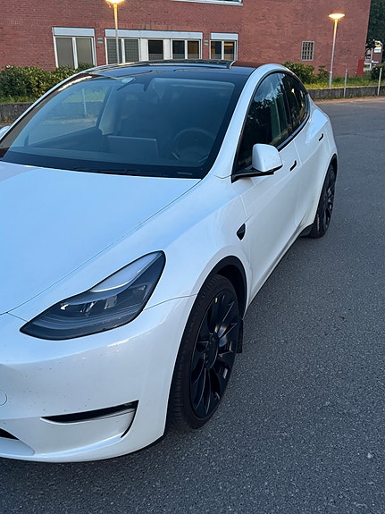 Tesla Model Y 6 of 9