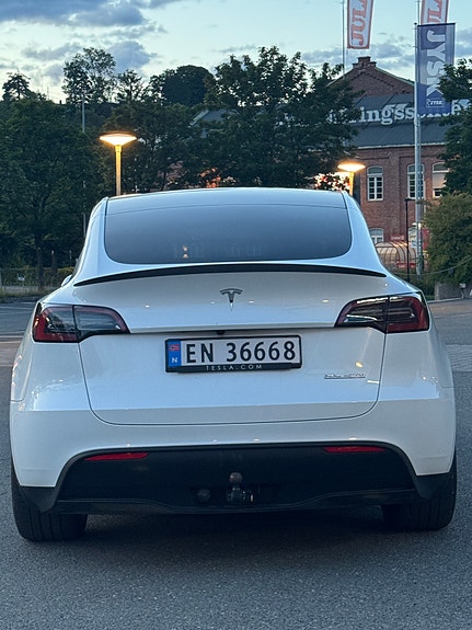 Tesla Model Y 3 of 9