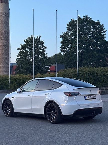 Tesla Model Y 5 of 9
