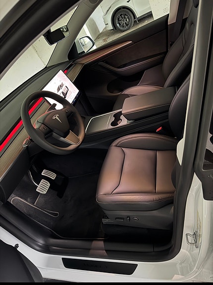 Tesla Model Y 7 of 9