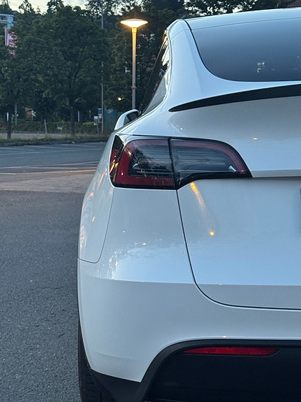 Tesla Model Y 4 of 9