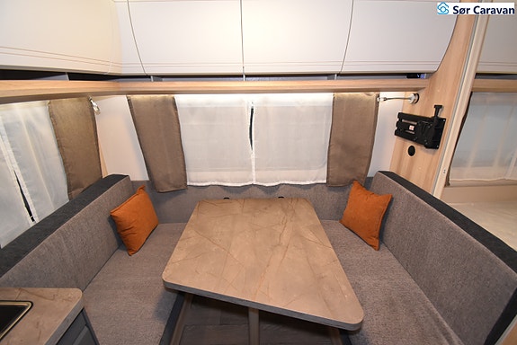 Hobby De Luxe - 400 SFe. Totalvekt kan justeres mellom 1300kg - 1500kg 6 of 20
