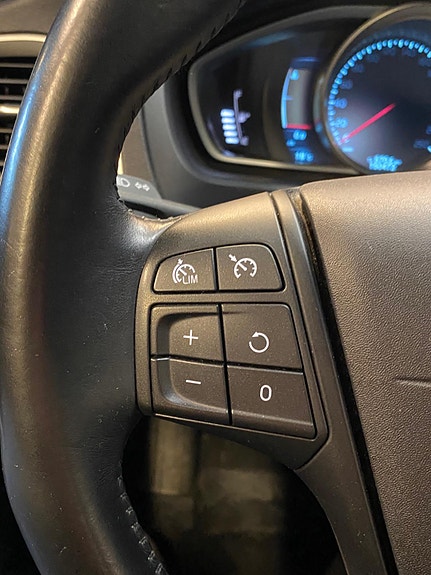 Volvo V40 Cross Country 9 of 29
