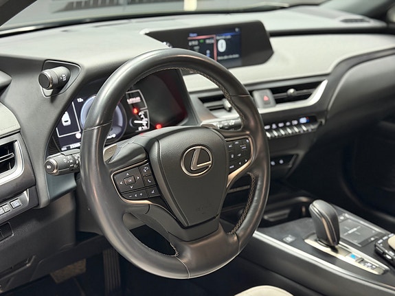 Lexus UX300e 15 of 28