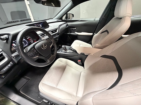 Lexus UX300e 13 of 28