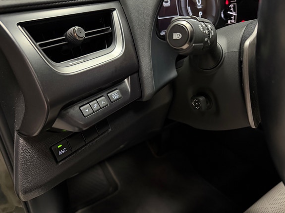 Lexus UX300e 12 of 28