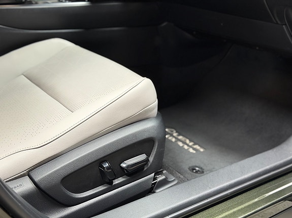 Lexus UX300e 11 of 28