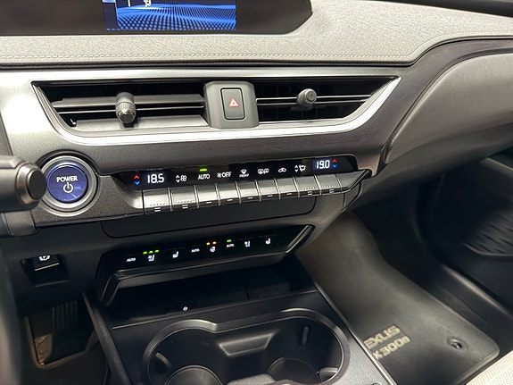 Lexus UX300e 22 of 28