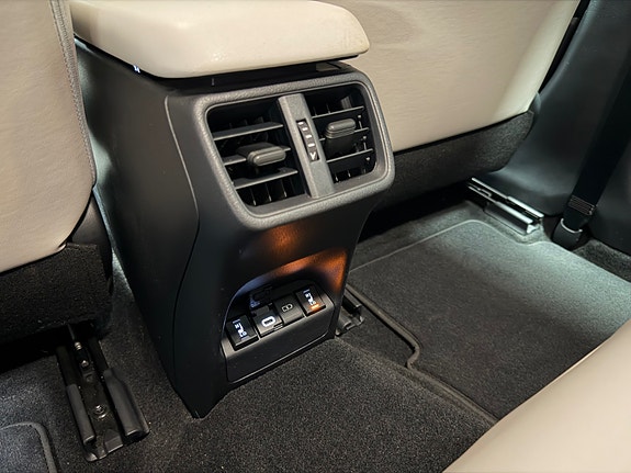 Lexus UX300e 26 of 28