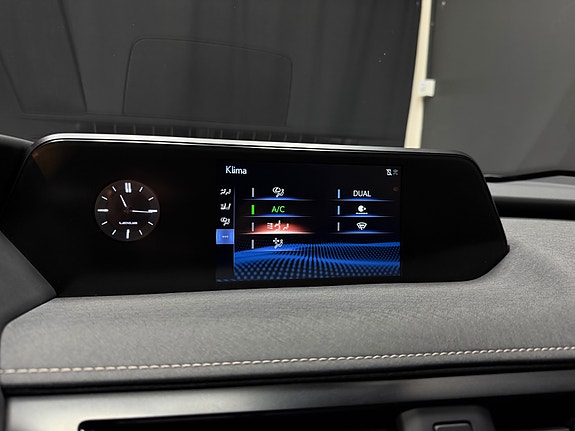 Lexus UX300e 20 of 28
