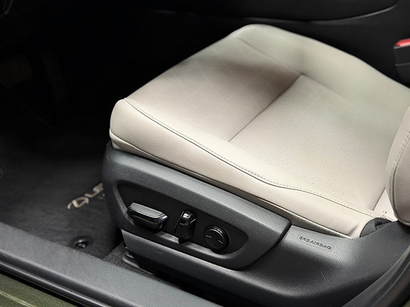 Lexus UX300e 10 of 28
