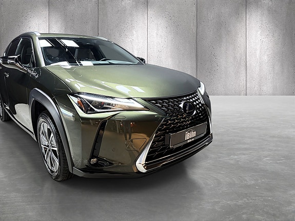 Lexus UX300e 2 of 28