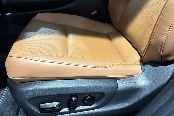 Lexus UX300e 13 of 20