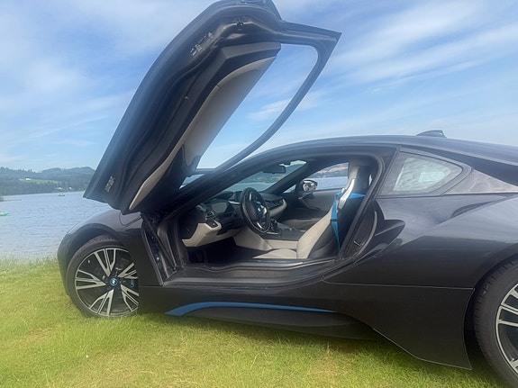 BMW i8 2 of 16
