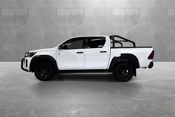 Toyota HiLux 2 of 27