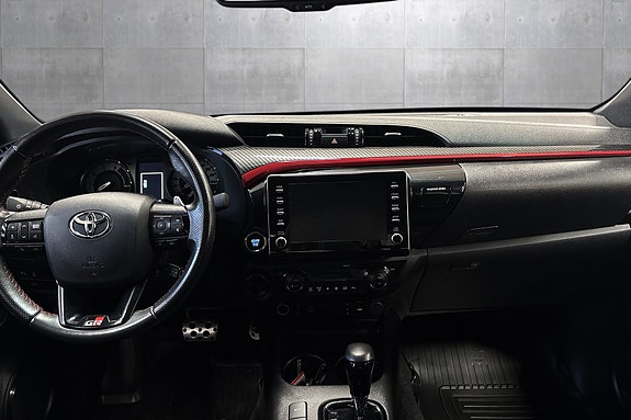 Toyota HiLux 9 of 27