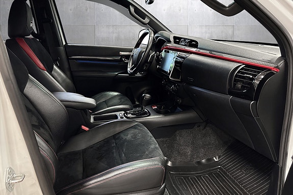 Toyota HiLux 14 of 27