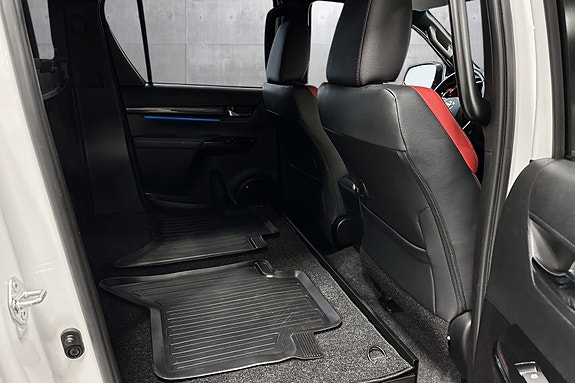 Toyota HiLux 16 of 27