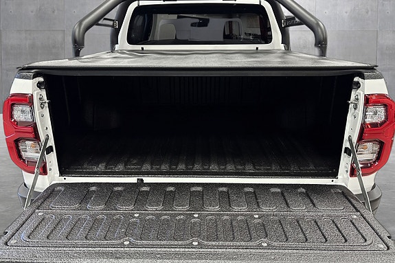Toyota HiLux 17 of 27