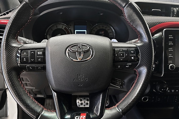 Toyota HiLux 11 of 27