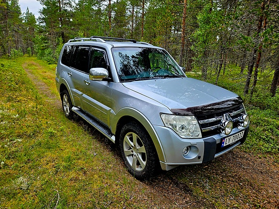 Mitsubishi Pajero 4 of 21