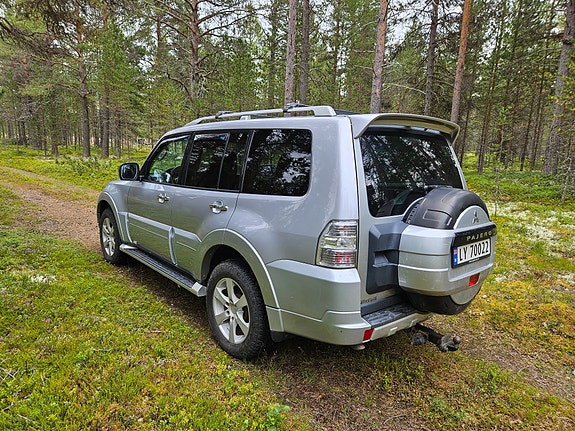 Mitsubishi Pajero 2 of 21