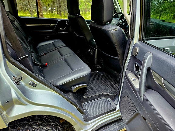 Mitsubishi Pajero 9 of 21