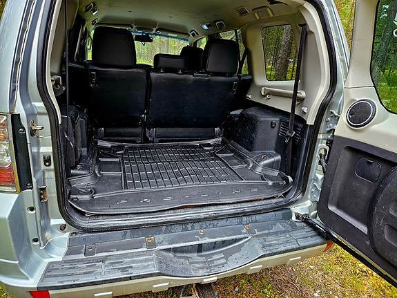 Mitsubishi Pajero 8 of 21