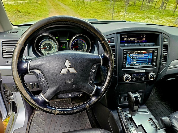 Mitsubishi Pajero 12 of 21