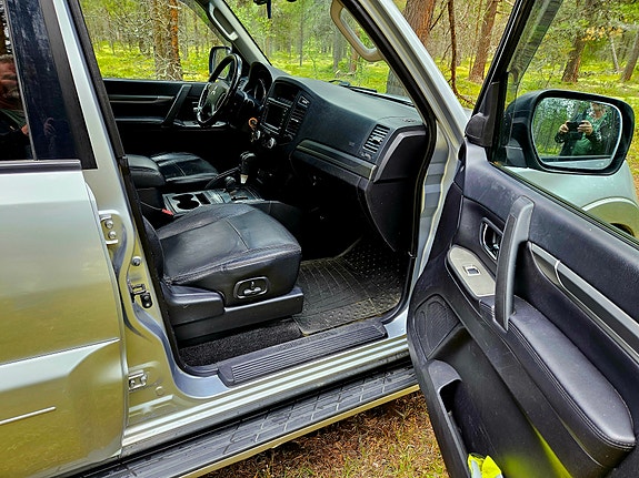 Mitsubishi Pajero 10 of 21
